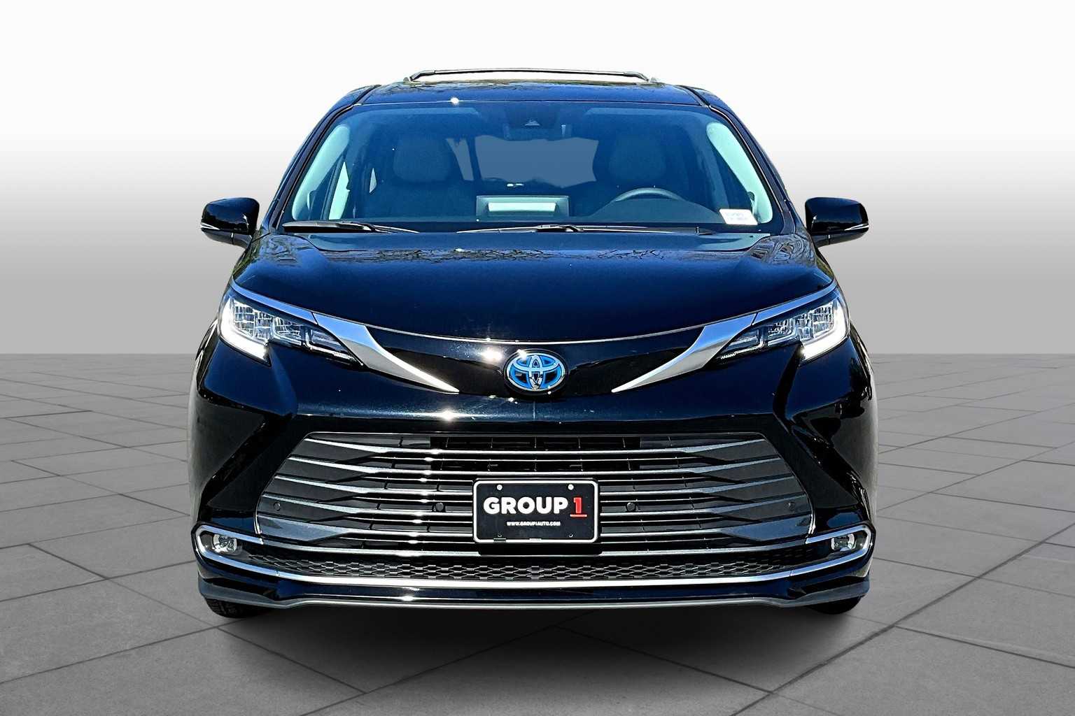 2024 Toyota Sienna Limited photo 2