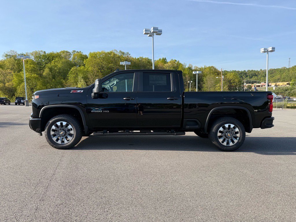 2025 Chevrolet Silverado 2500HD Custom photo 2
