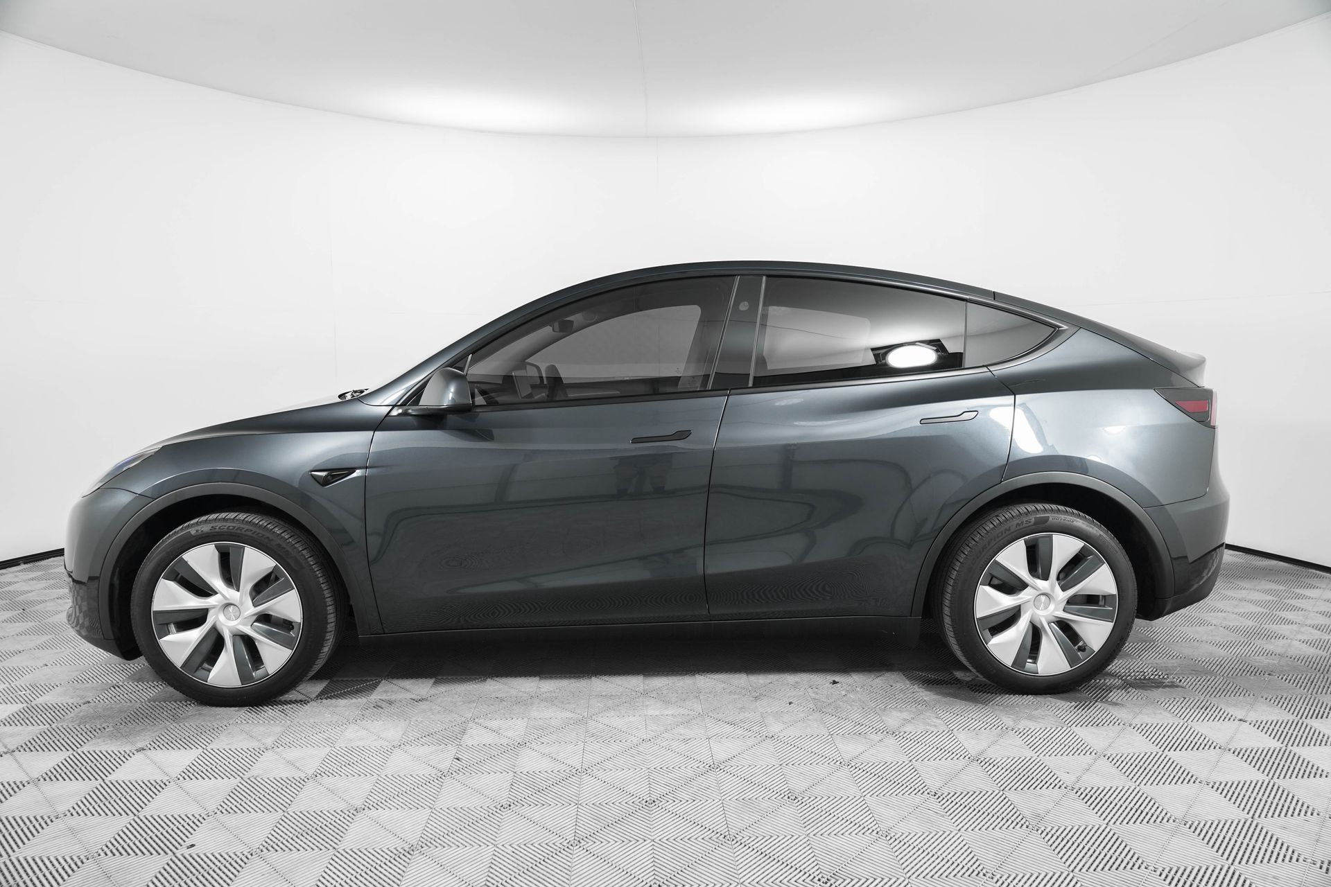 2024 Tesla Model Y Long Range photo 4