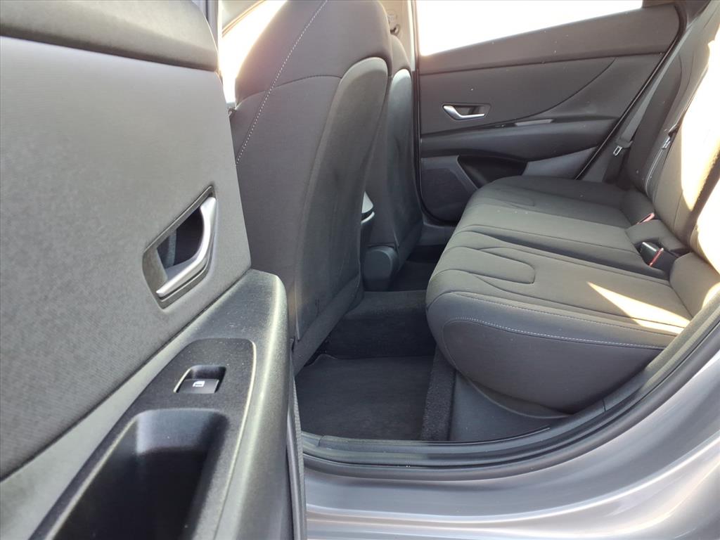 2023 Hyundai Elantra SEL photo 3