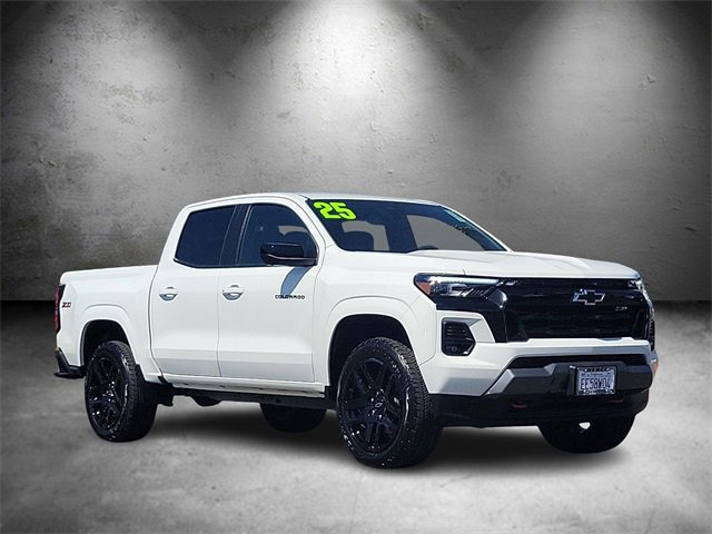 2025 Chevrolet Colorado Z71 photo 2