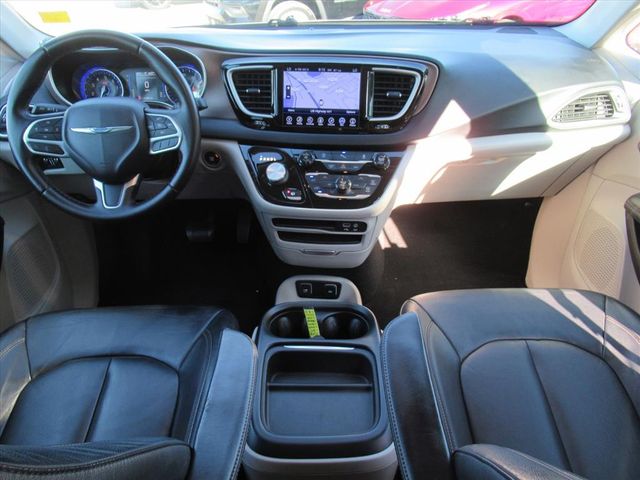 2017 Chrysler Pacifica Touring L photo 10