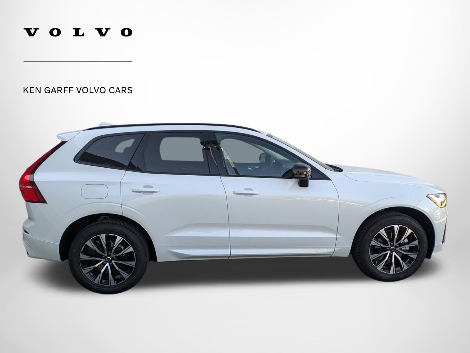 2025 Volvo XC60 Core photo 2