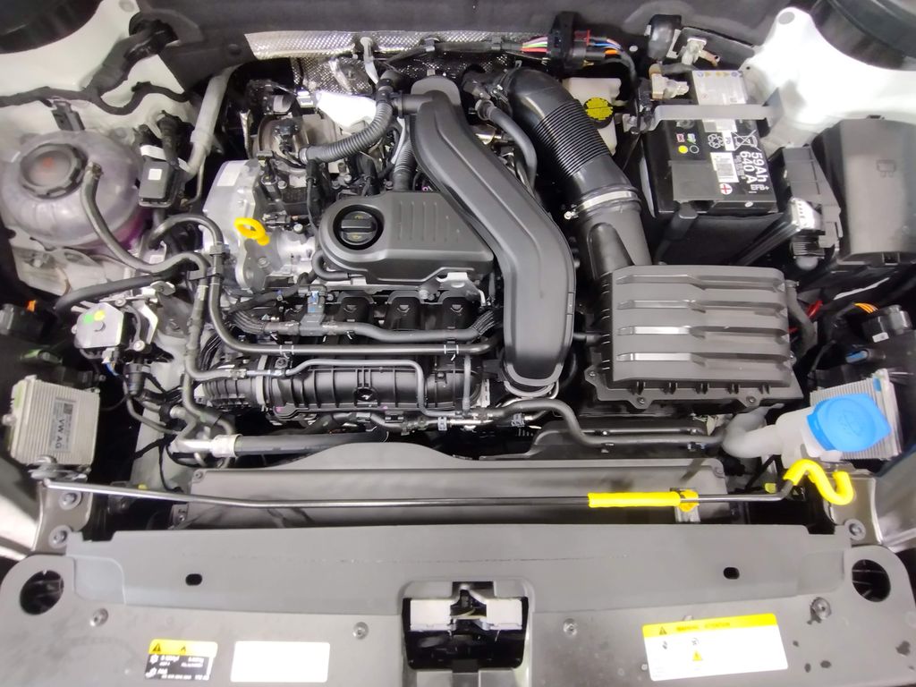 2025 Volkswagen Taos SE photo 4