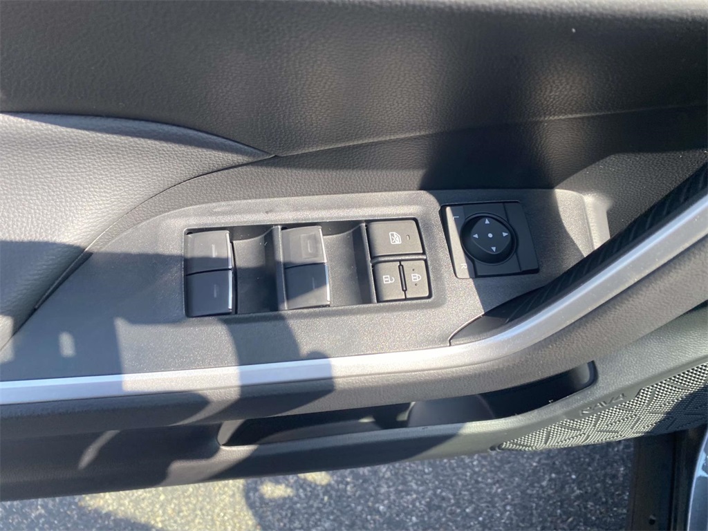 2025 Toyota RAV4 XLE photo 12