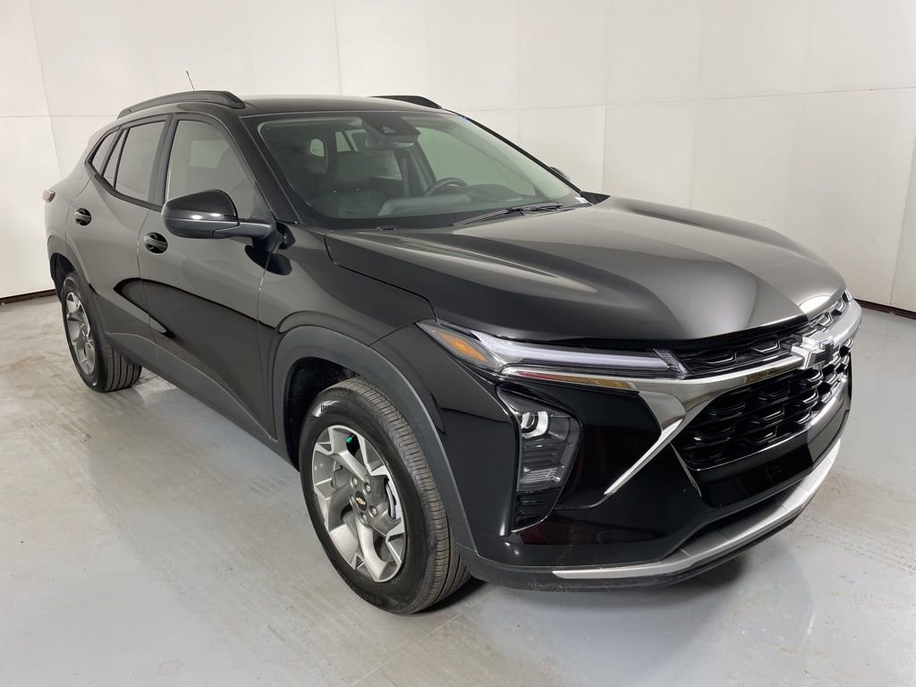 2026 Chevrolet Trax LT photo 2