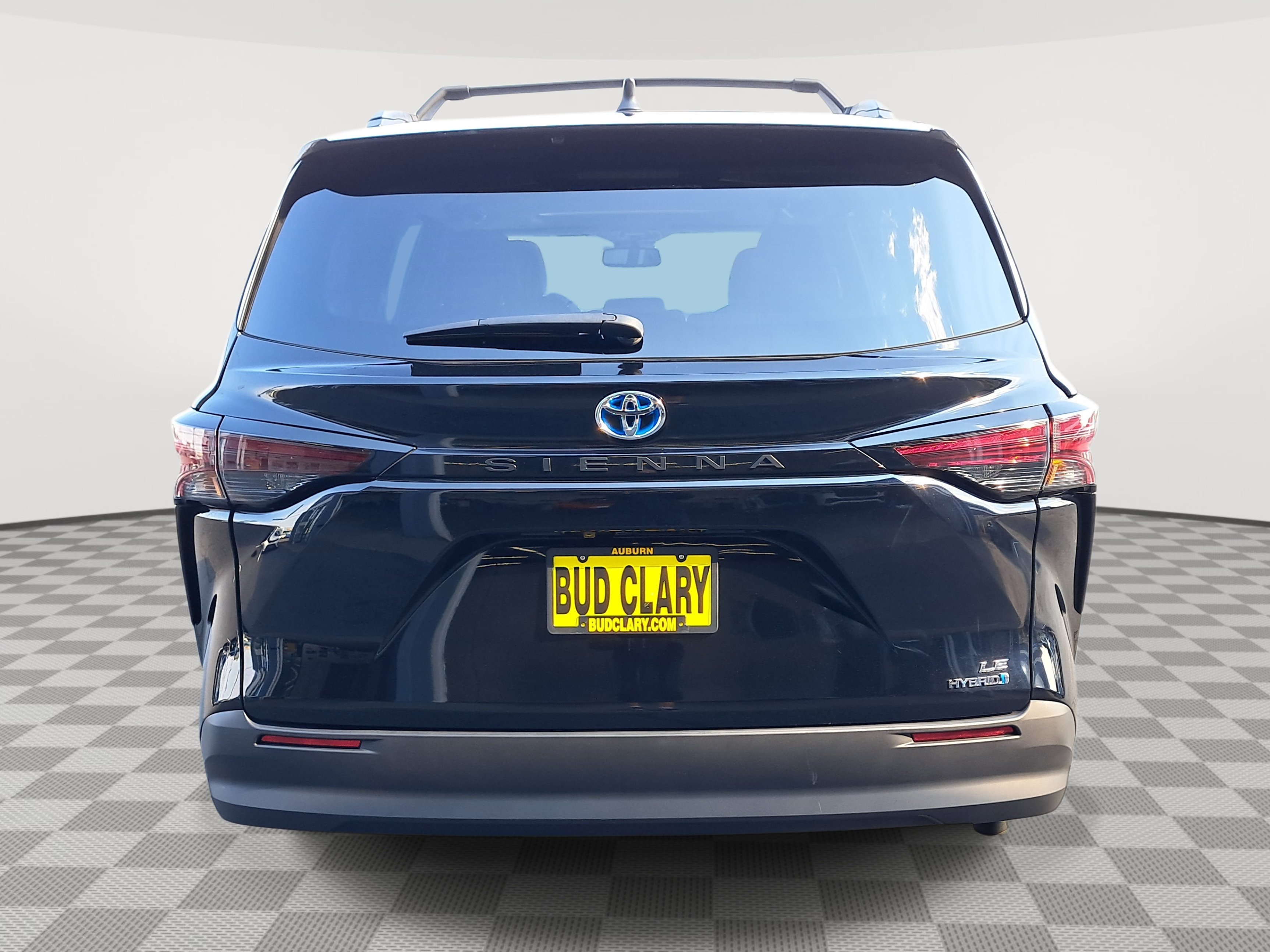2024 Toyota Sienna LE photo 3