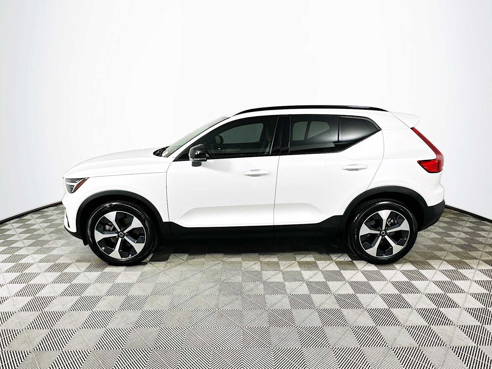 2025 Volvo XC40 AWD Plus photo 4