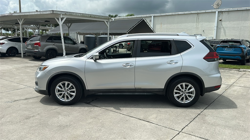 2018 Nissan Rogue SV photo 4