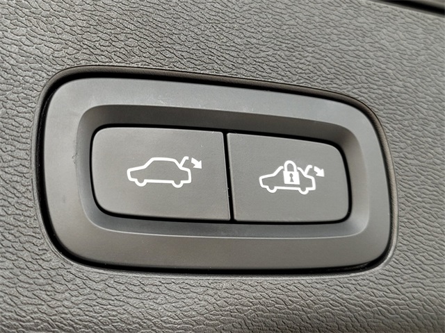 2022 Volvo XC60 B5 R-Design photo 15