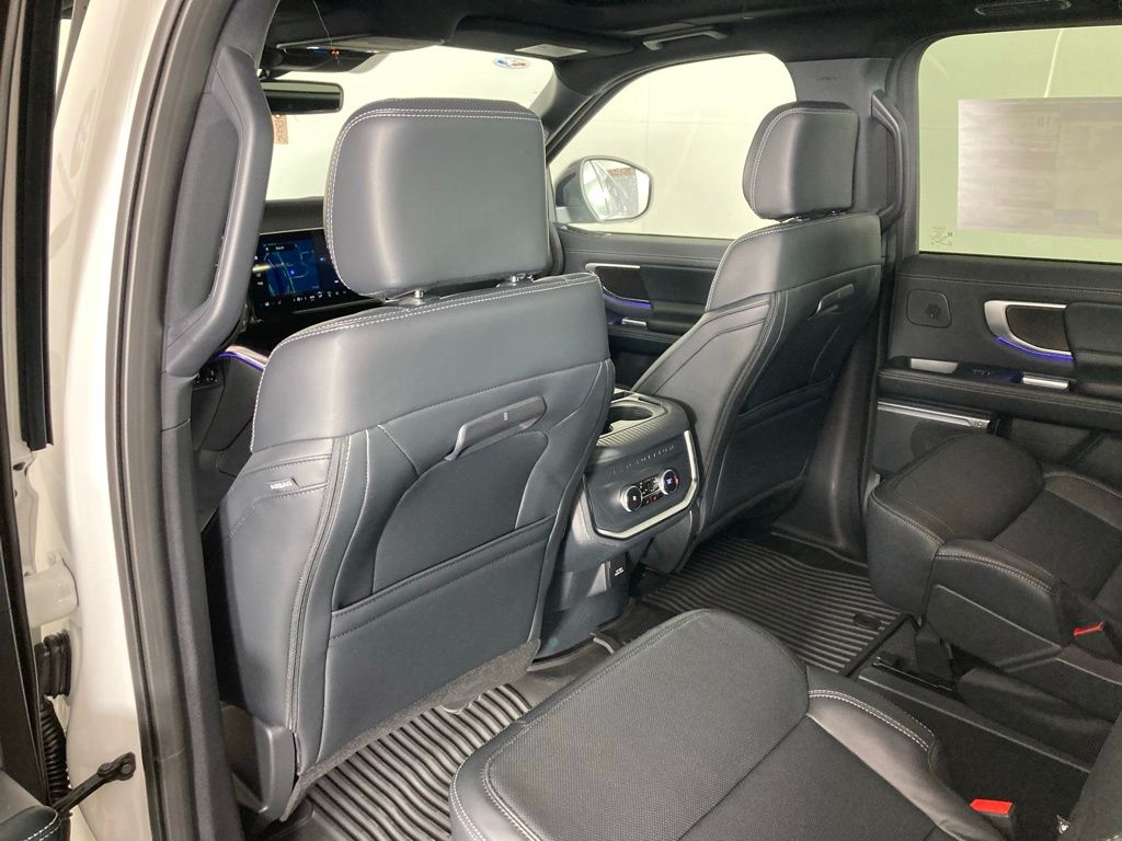 2025 Ford Expedition Platinum photo 2