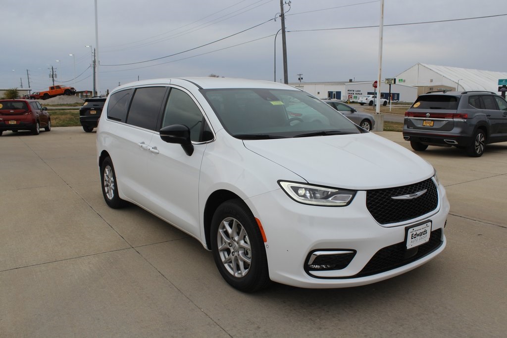 2026 Chrysler Pacifica Select's photo