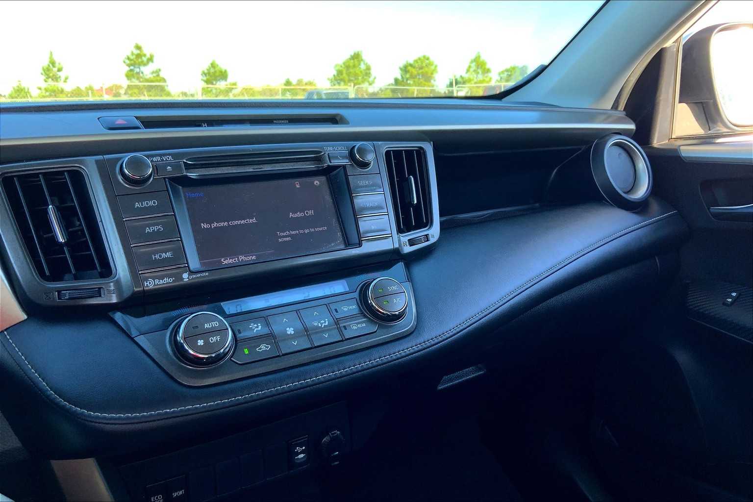 2015 Toyota RAV4 XLE photo 32