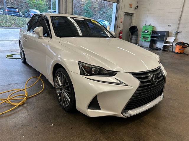 2017 Lexus IS 200t's photo