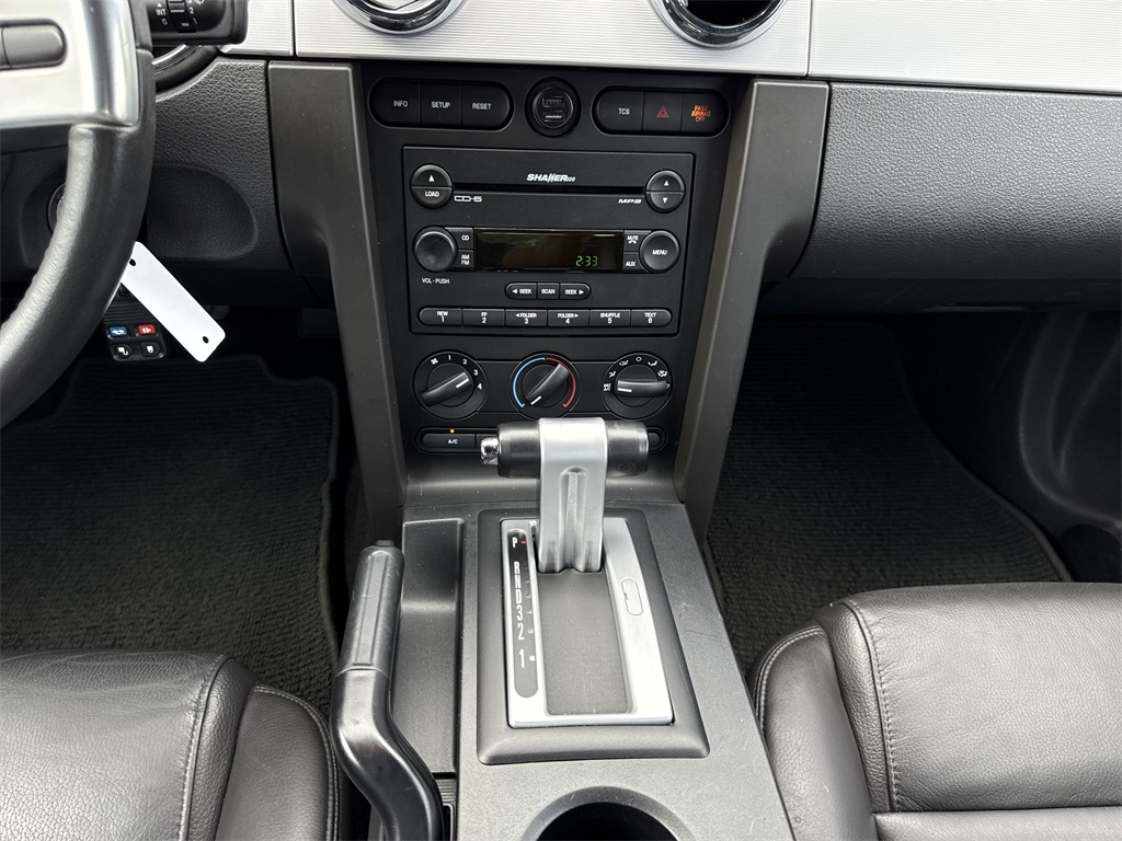 2005 Ford Mustang V6 Premium photo 12