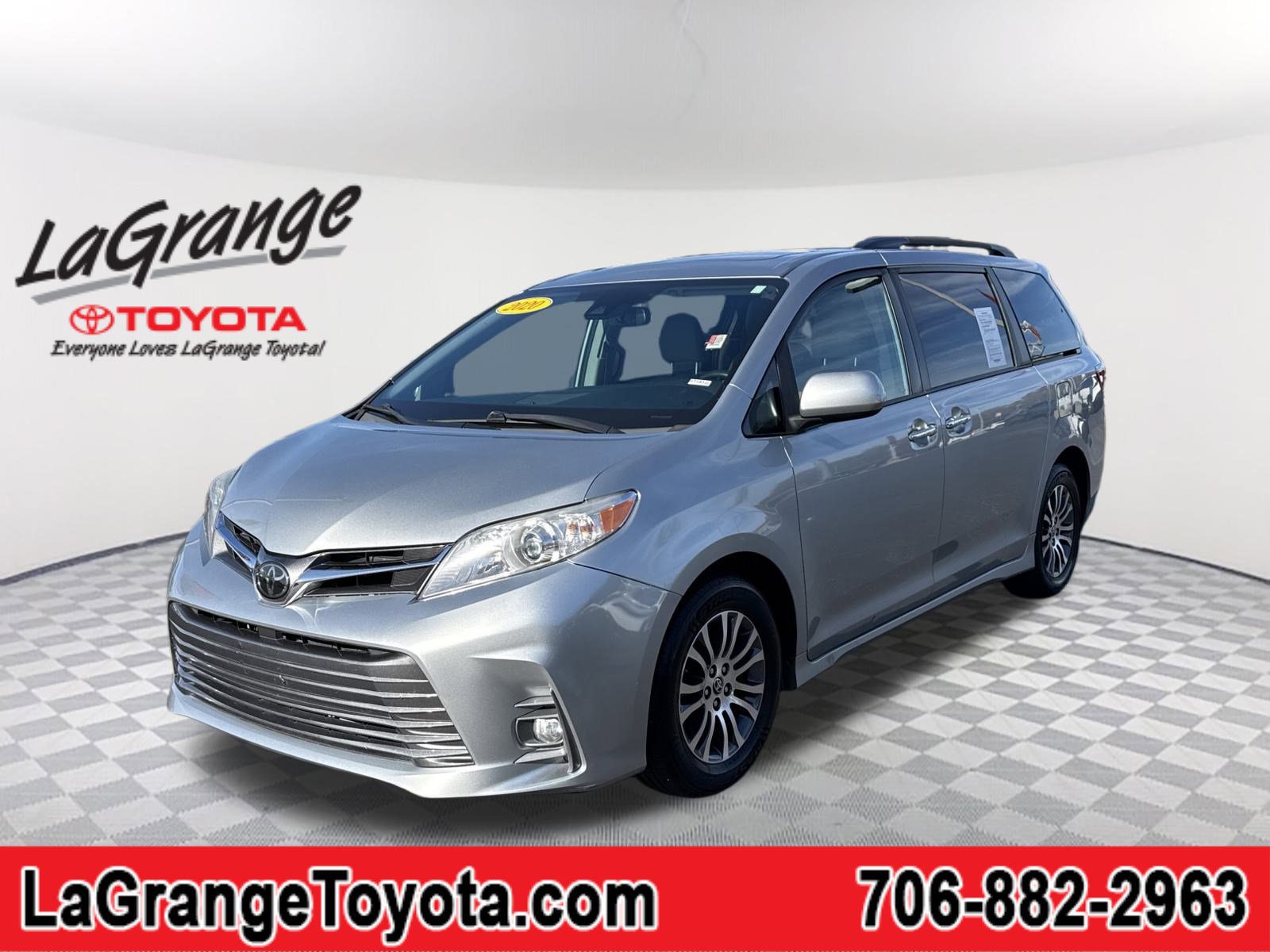 2020 Toyota Sienna XLE's photo
