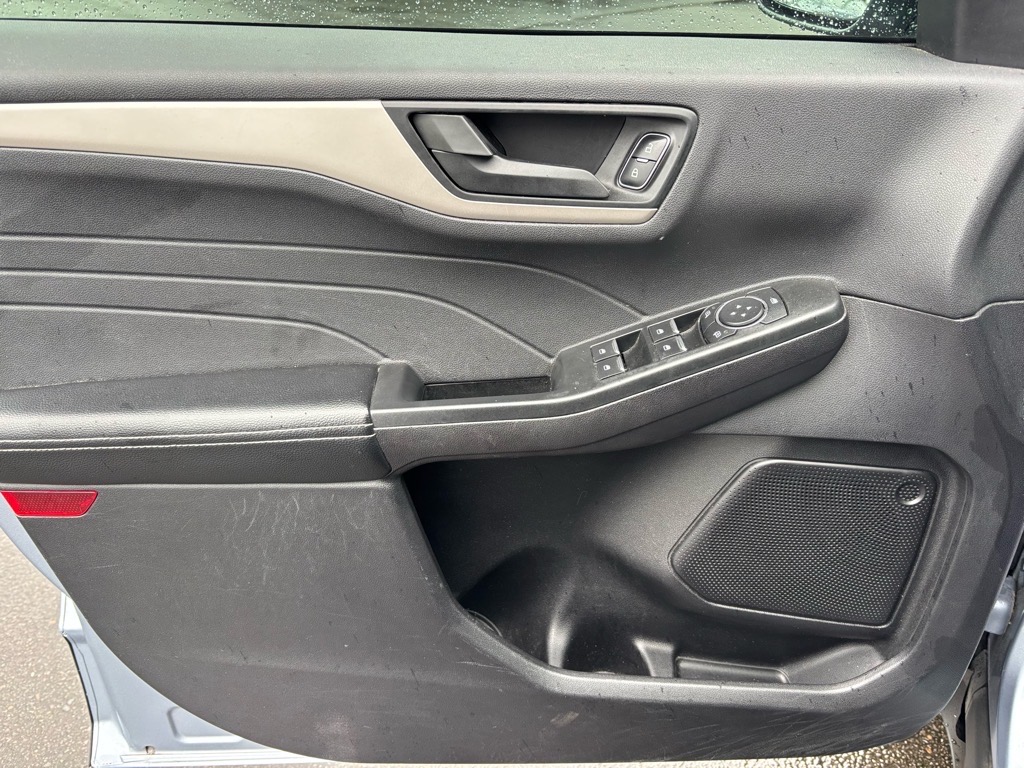 2022 Ford Escape SE photo 2
