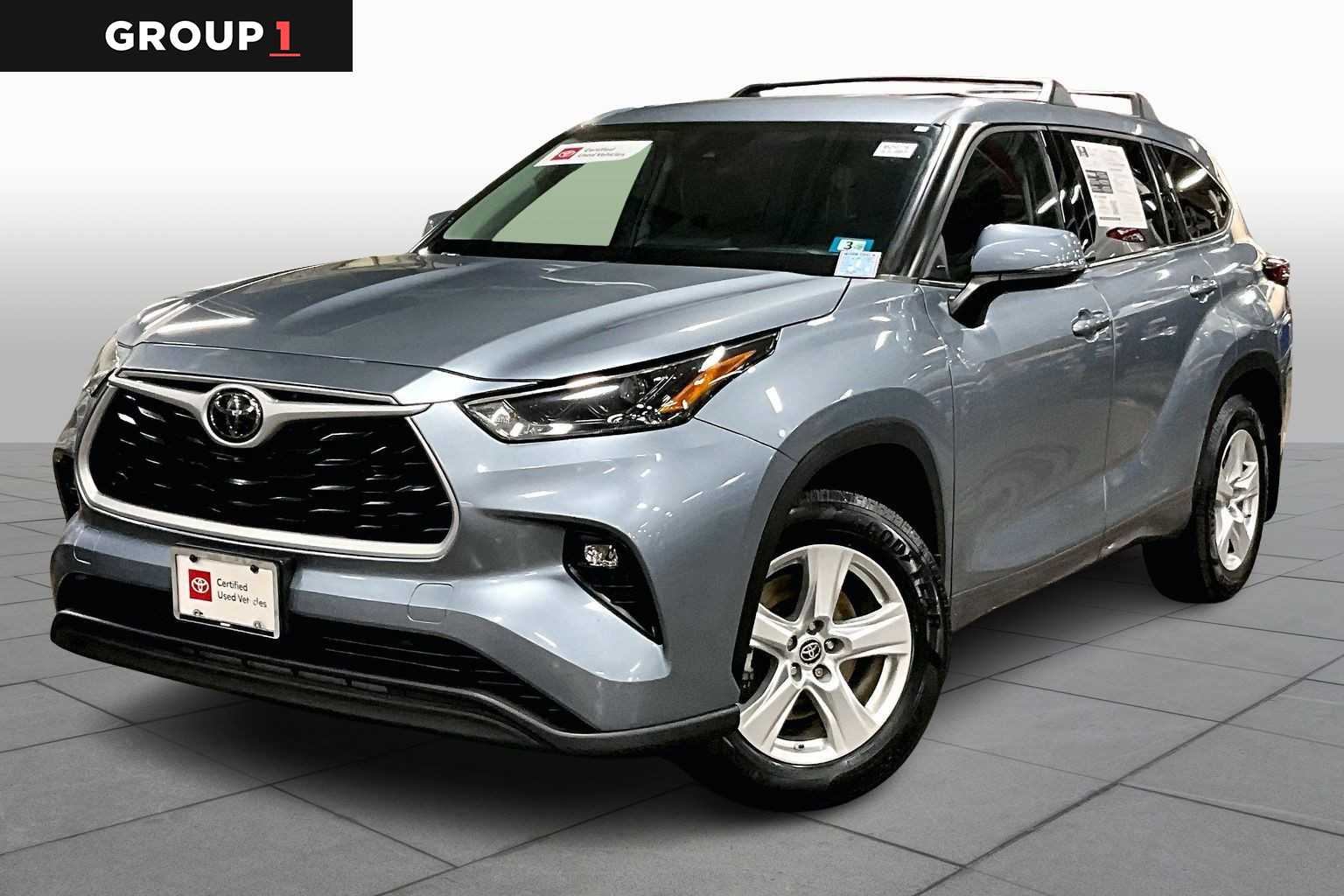 2022 Toyota Highlander LE's photo