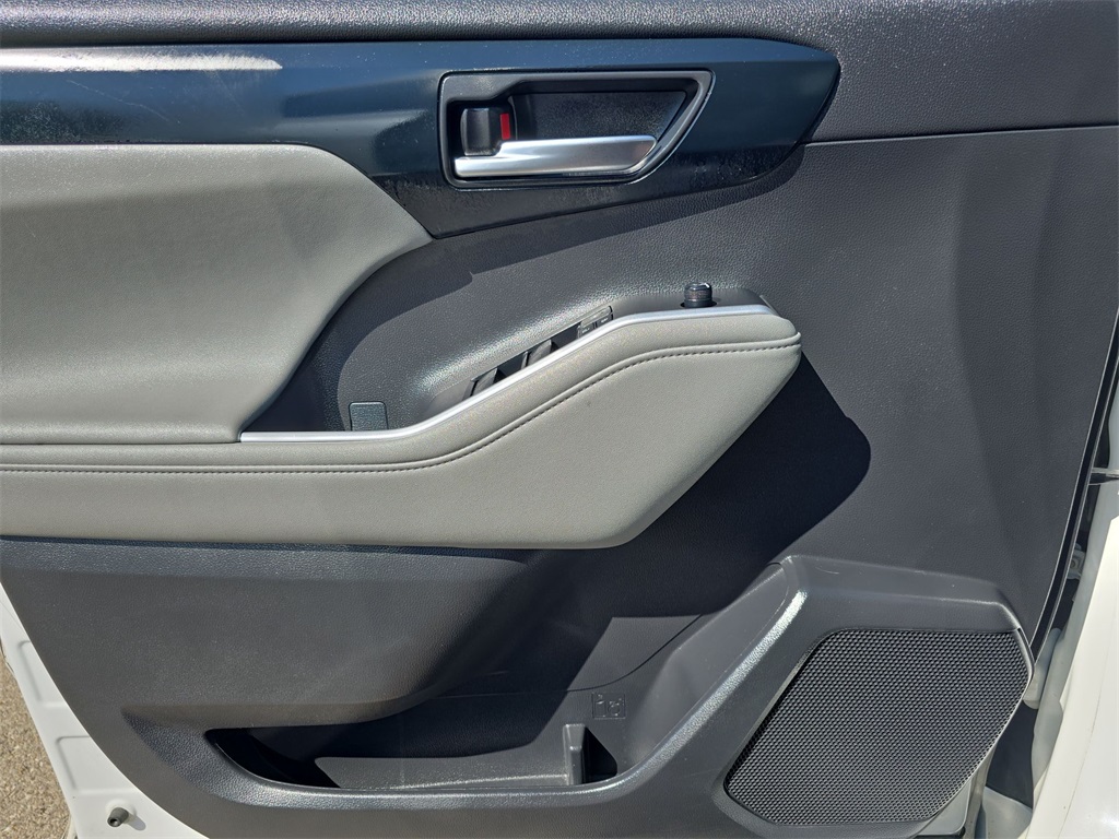 2023 Toyota Highlander XLE photo 17
