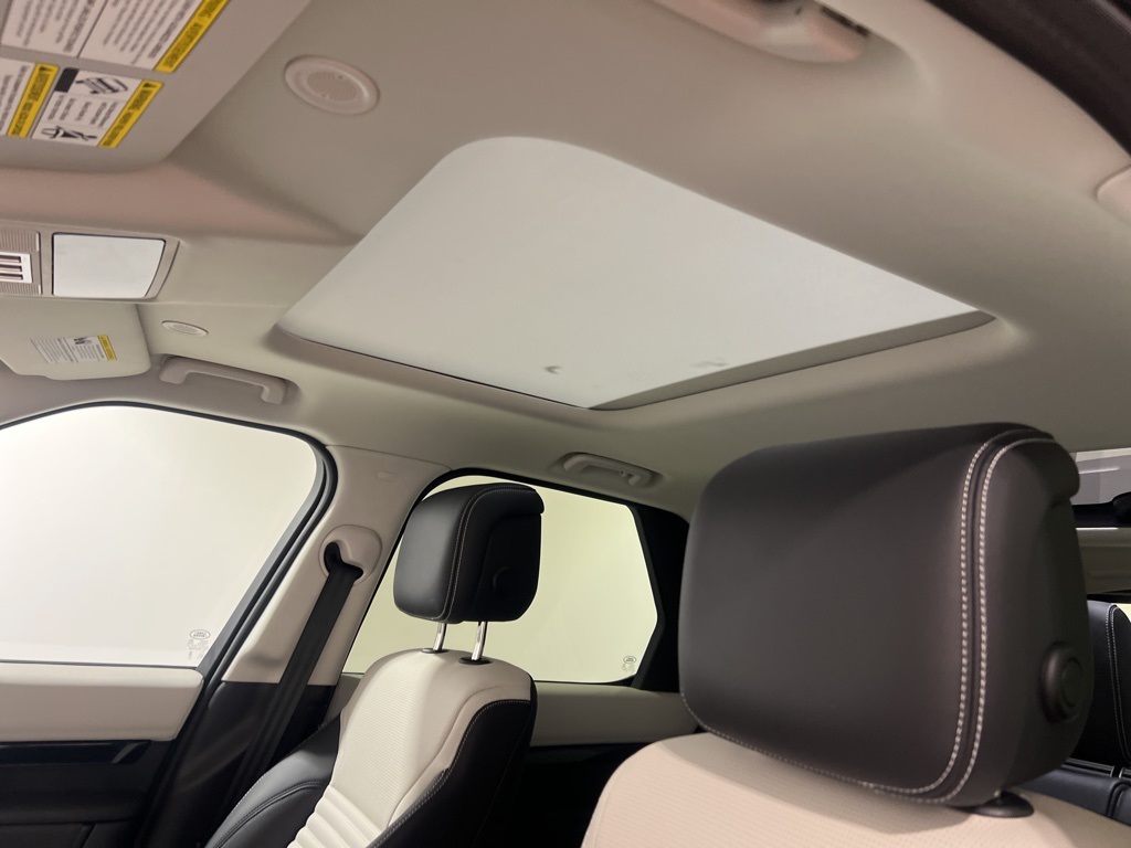 2025 Land Rover Discovery S photo 18