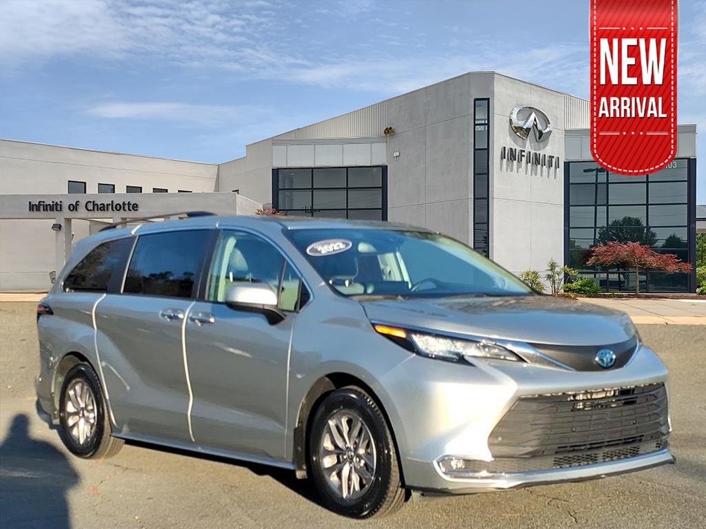 2022 Toyota Sienna XLE's photo