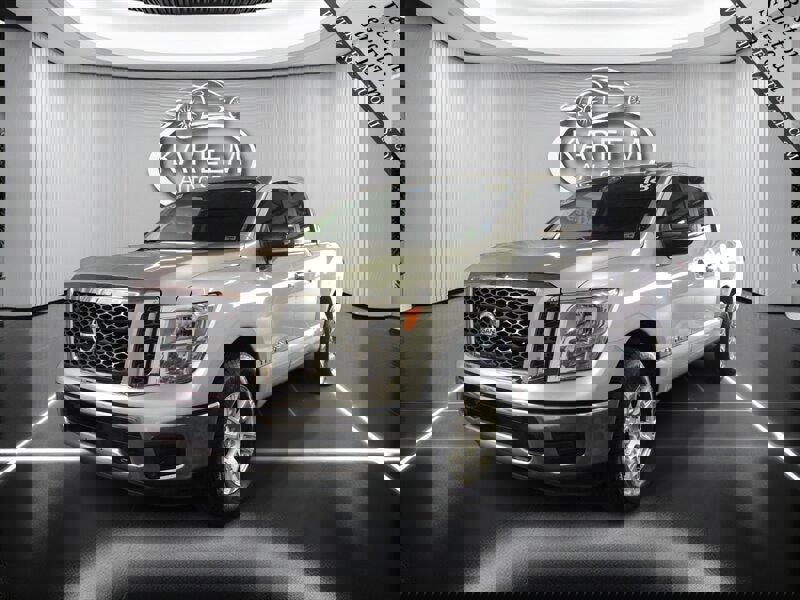 2018 Nissan Titan SV's photo