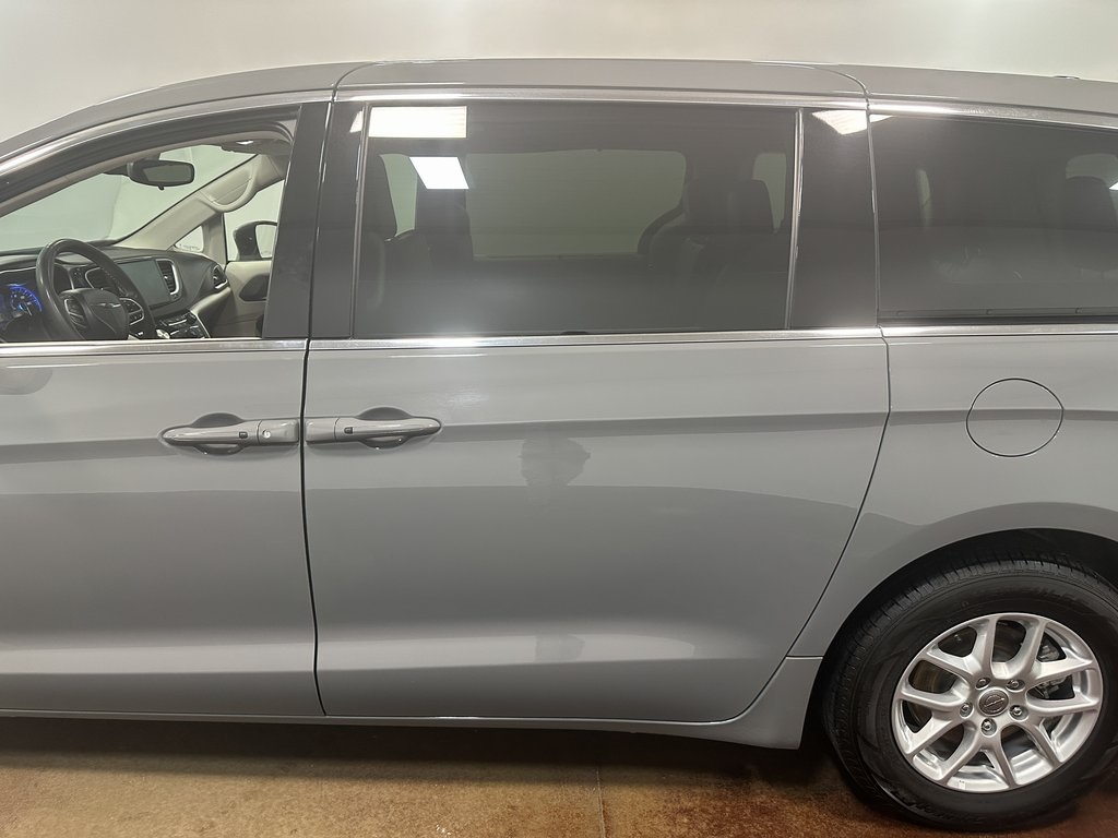 2023 Chrysler Pacifica Touring L photo 44