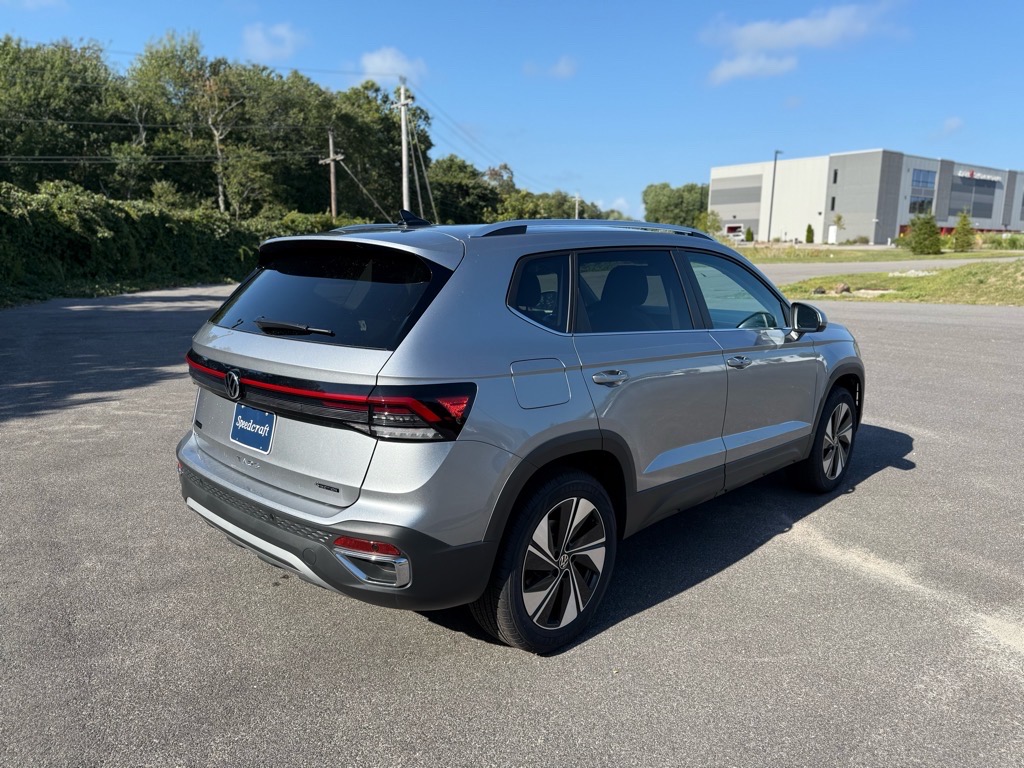 2025 Volkswagen Taos SE photo 4