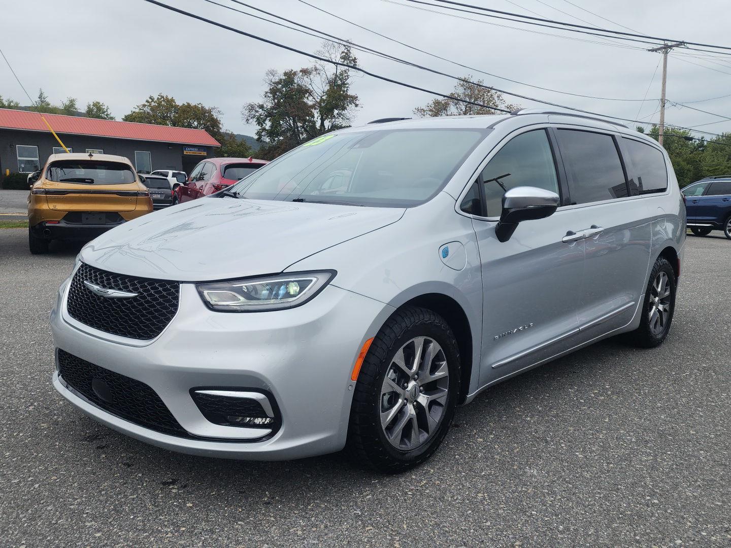 2023 Chrysler Pacifica Hybrid Pinnacle's photo