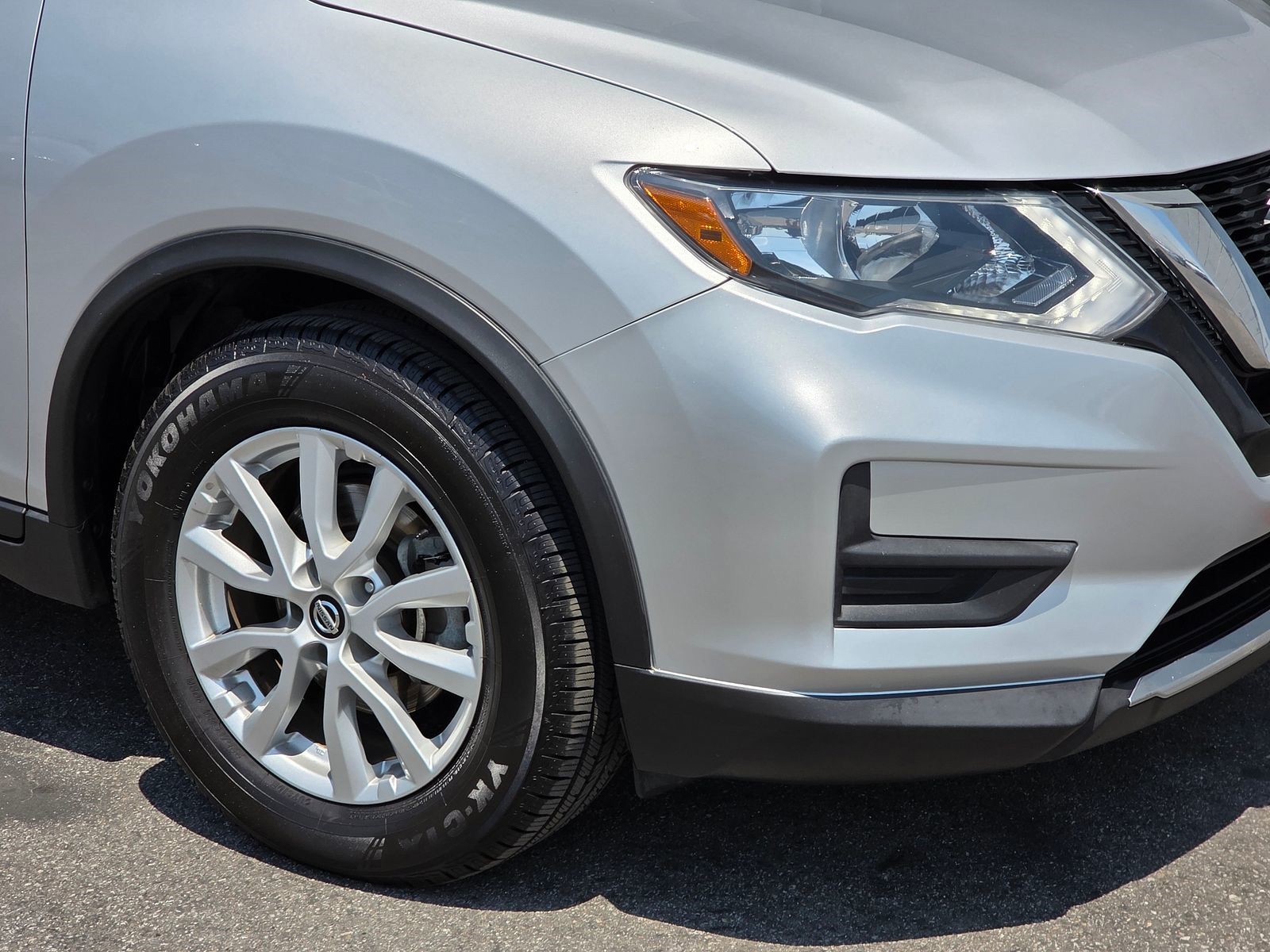 2019 Nissan Rogue SV photo 3