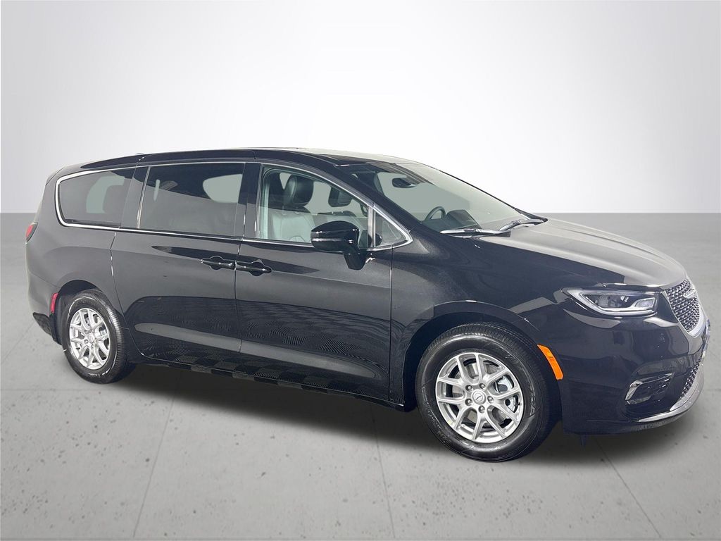 2026 Chrysler Pacifica photo 4