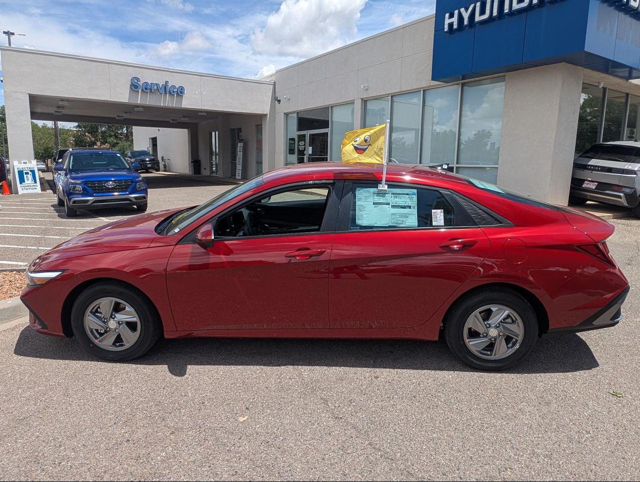 2025 Hyundai Elantra SE photo 3