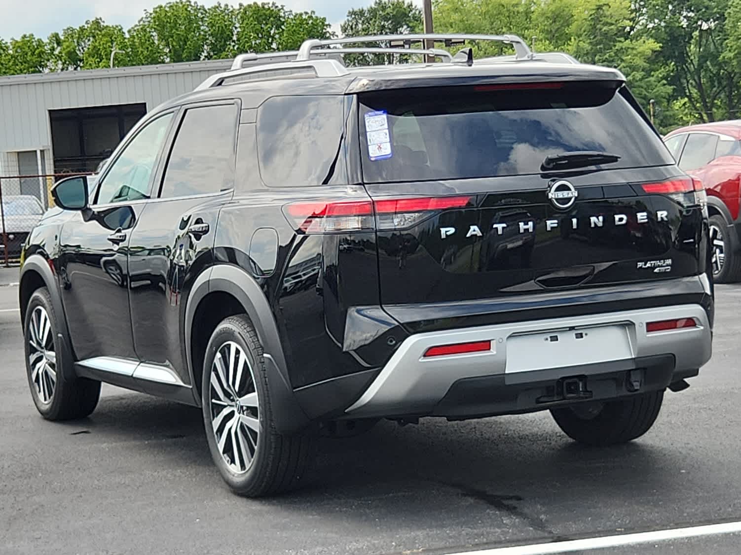 2025 Nissan Pathfinder Platinum photo 3