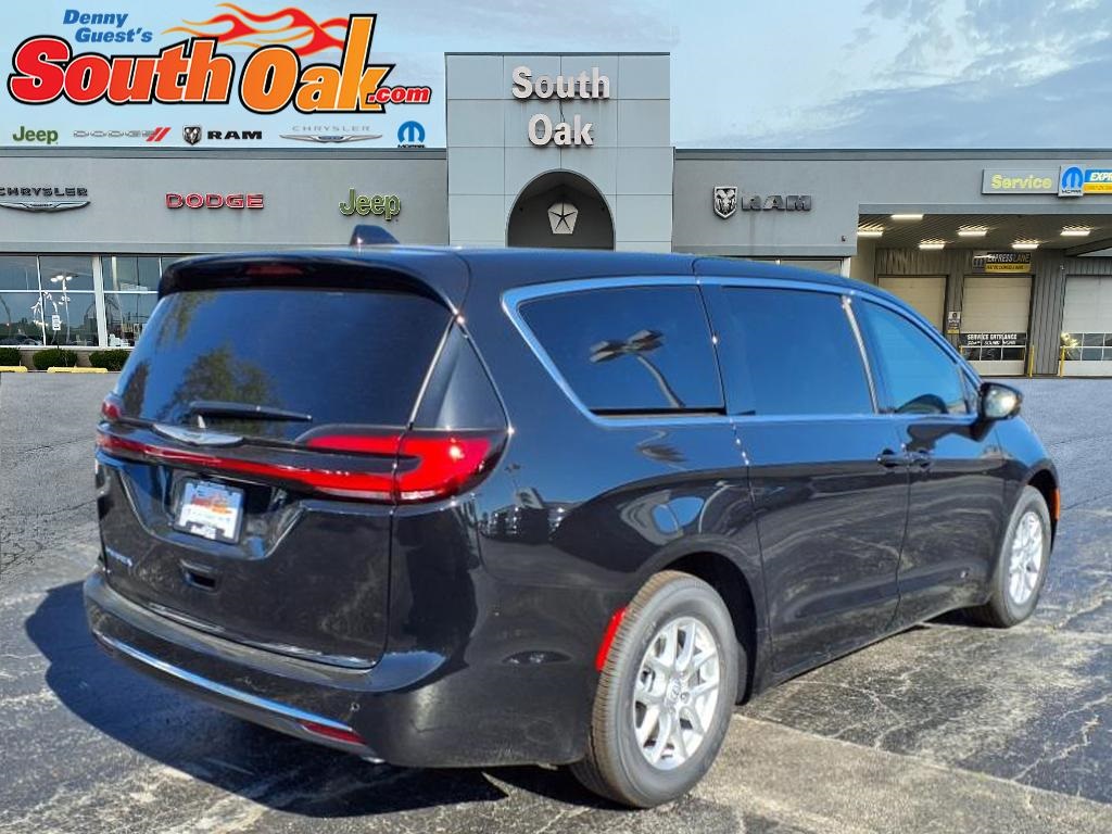 2026 Chrysler Pacifica photo 3