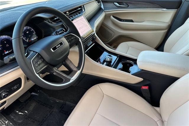 2025 Jeep Grand Cherokee Limited photo 2