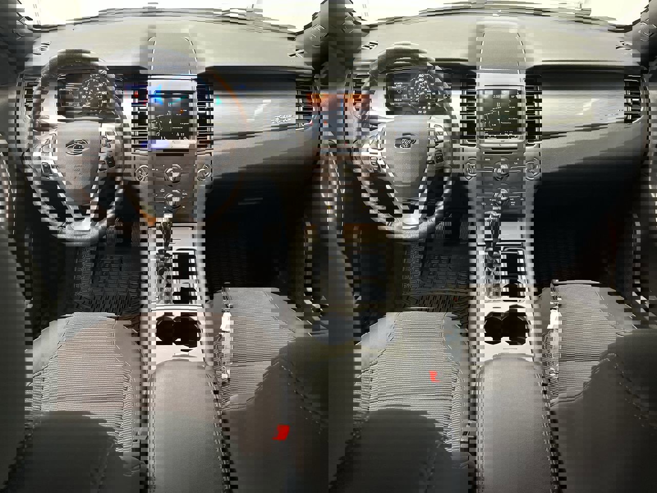 2019 Ford Taurus SEL photo 4