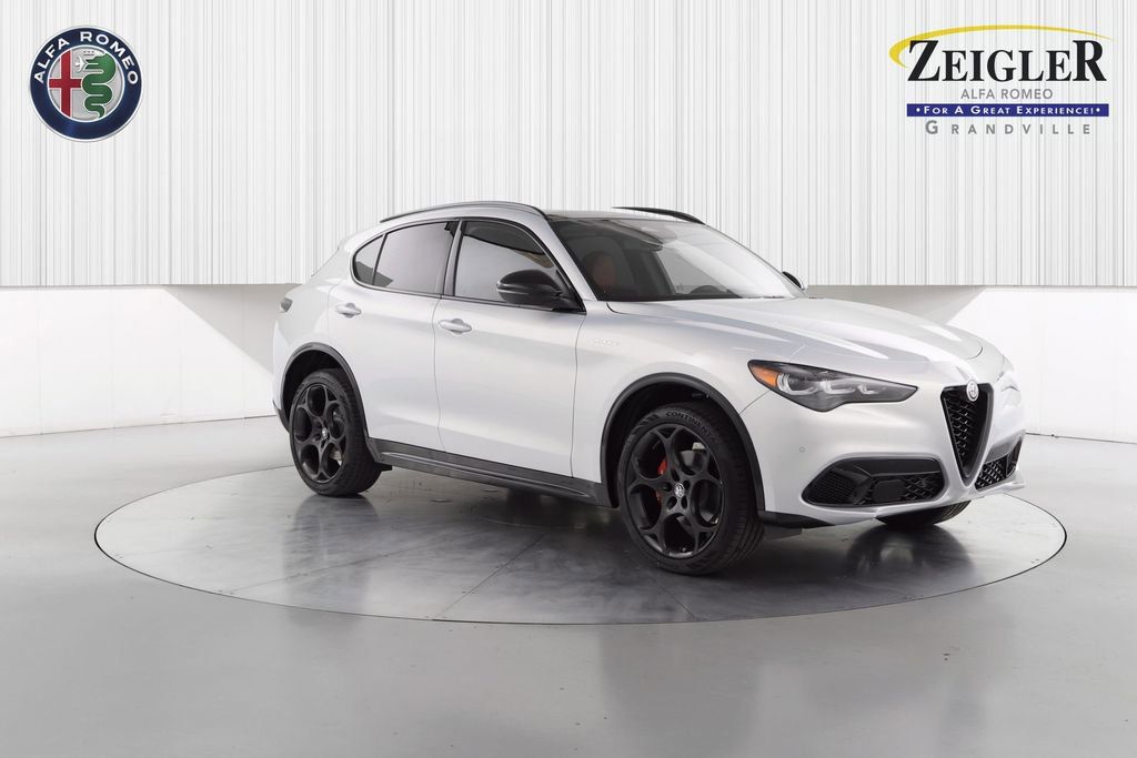 2025 Alfa Romeo Stelvio Base's photo