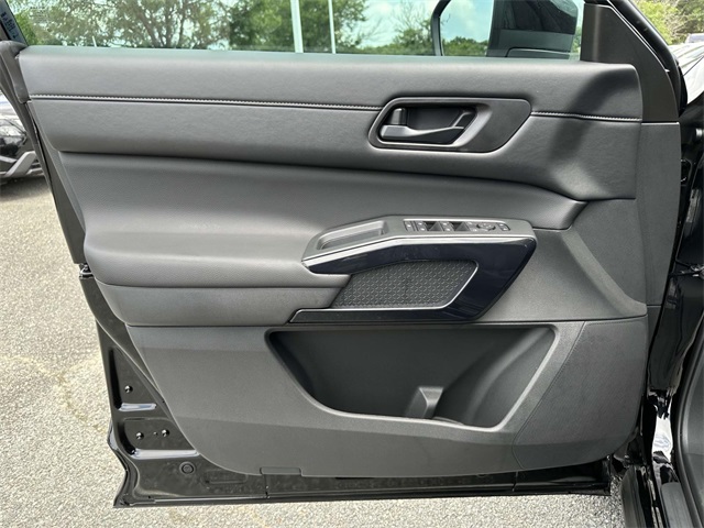 2025 Nissan Pathfinder SV photo 14