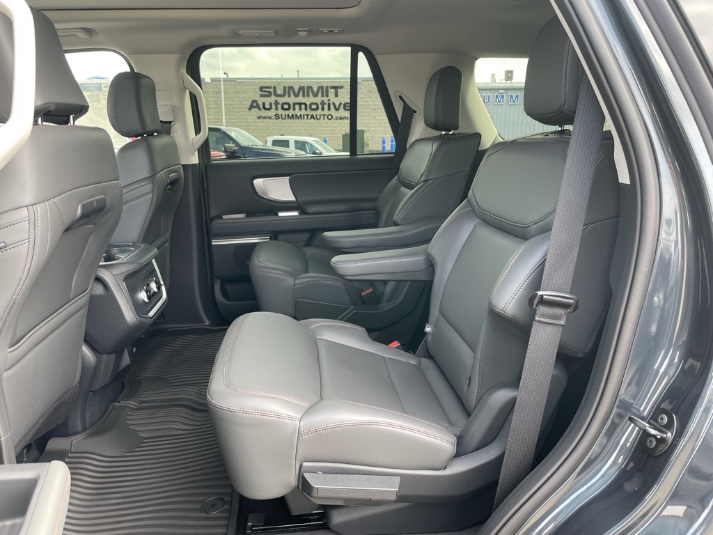 2025 Ford Expedition photo 6
