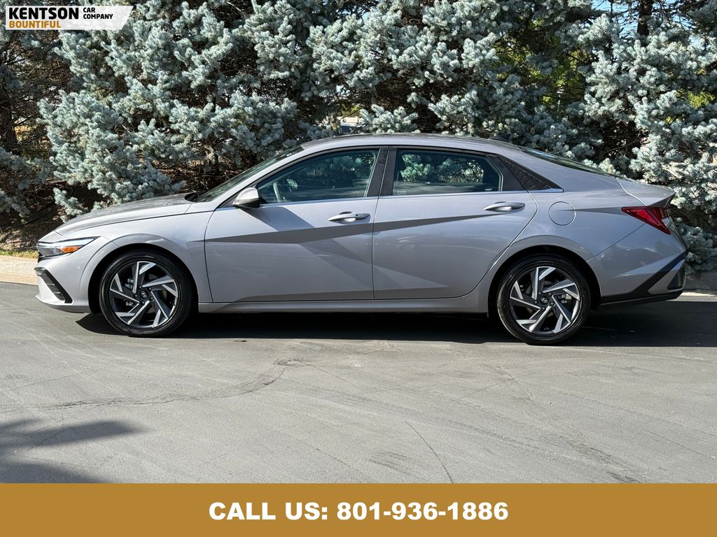 2025 Hyundai Elantra SEL Convenience photo 2