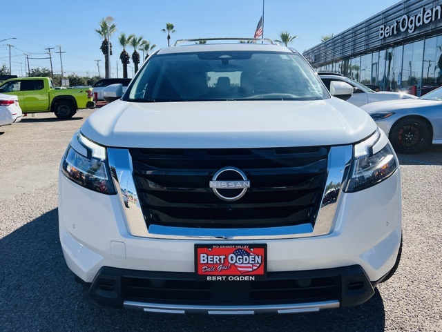 2023 Nissan Pathfinder Platinum photo 2