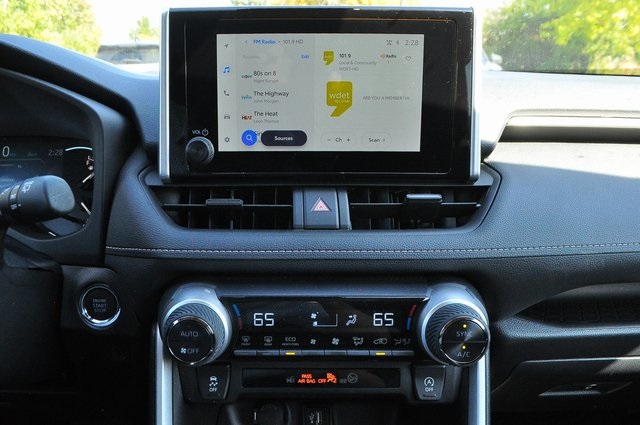 2025 Toyota RAV4 XLE photo 31