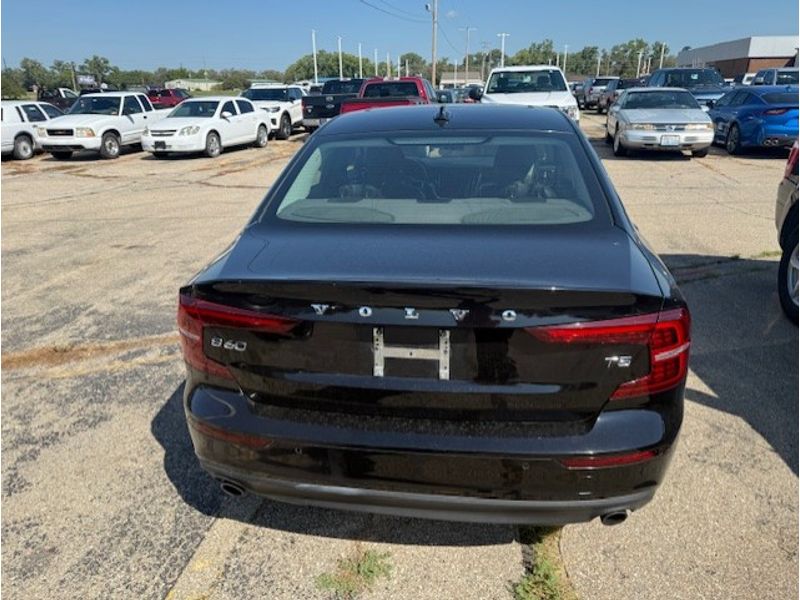 2020 Volvo S60 T5 Momentum photo 4