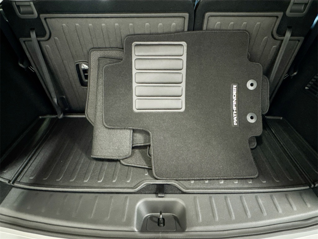 2025 Nissan Pathfinder Platinum photo 19