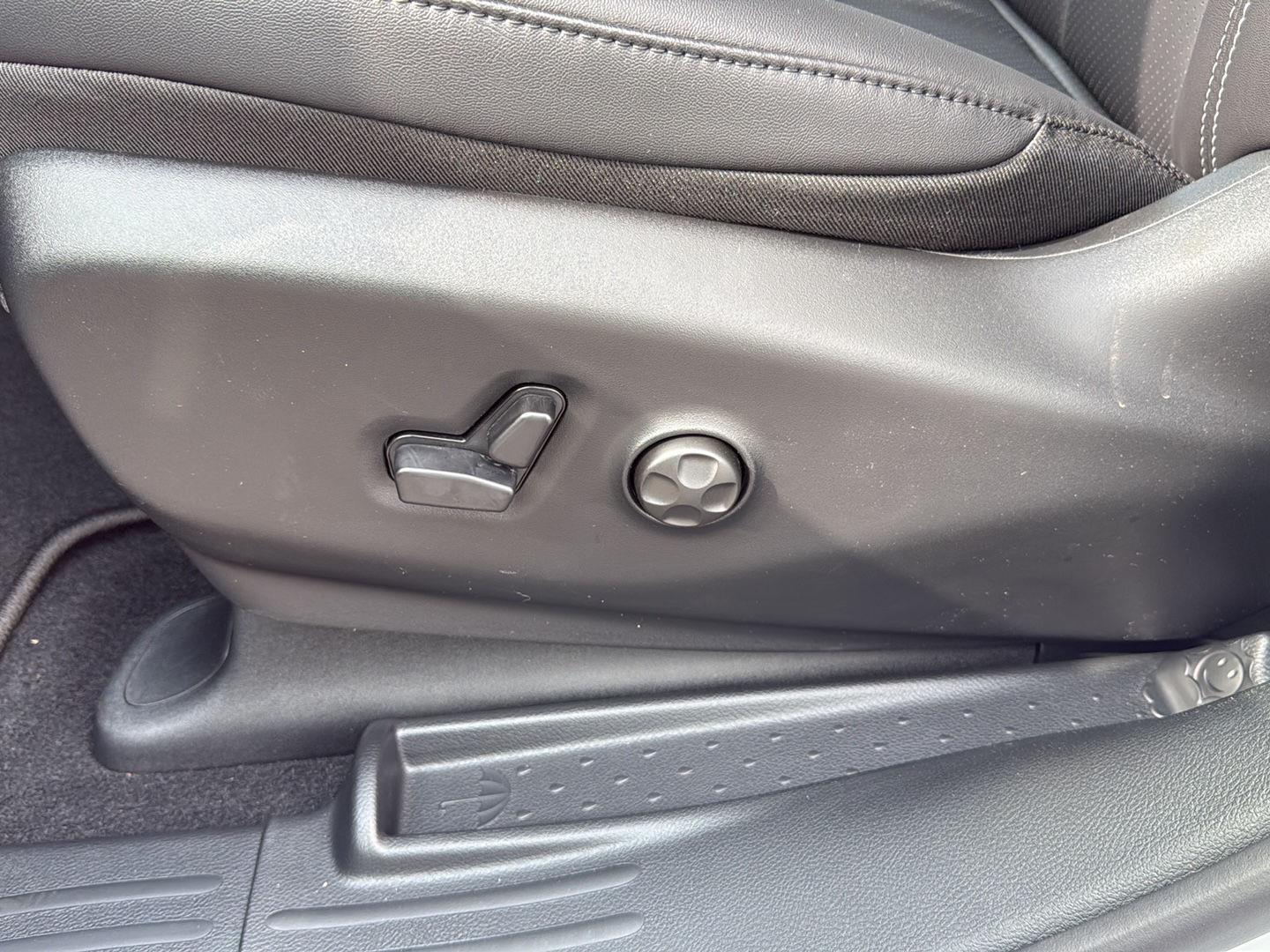 2026 Chrysler Pacifica photo 8