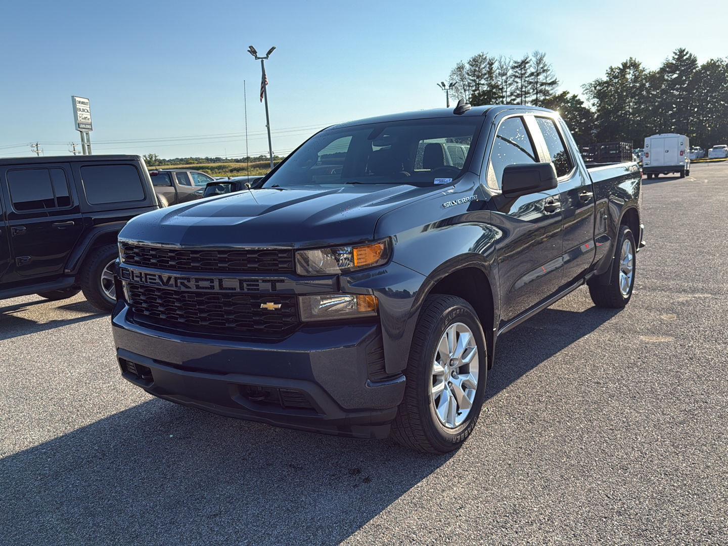 2020 Chevrolet Silverado 1500 Custom photo 2
