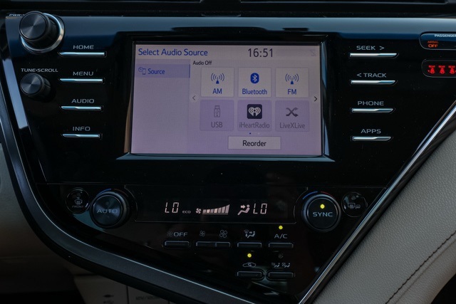 2018 Toyota Camry Hybrid XLE photo 25