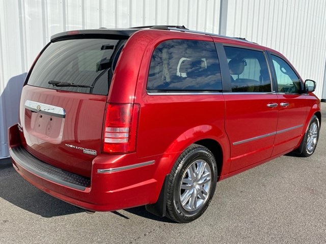 2010 Chrysler Town & Country Limited photo 3
