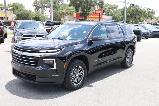 2025 Chevrolet Traverse photo 3