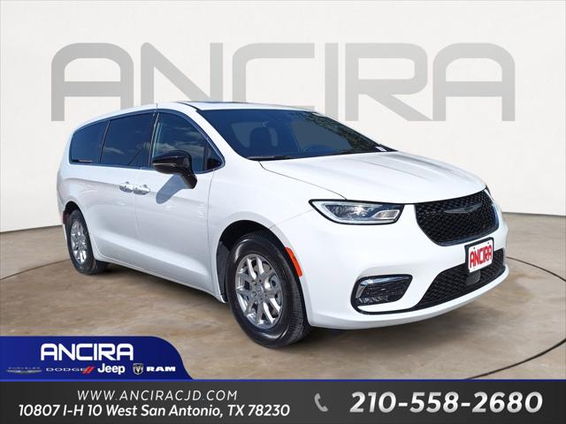2026 Chrysler Pacifica Select's photo